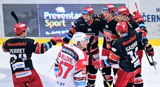 SESTŘIHY: Hradec uspěl v derby. Třinec má náskok. Hübl dohnal Krále!