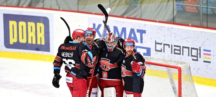 Hradečtí hokejisté slaví vítězství ve východočeském derby