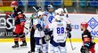 Plzeňští hokejisté se radují z gólu v Hradci Králové