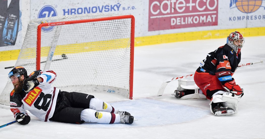 Sparťanský bek Adam Polášek právě překonal hradeckého brankáře Štěpána Lukeše