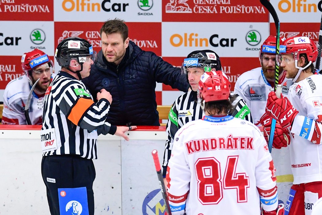 Třinecký trenér Václav Varaďa poslouchá verdikt sudích