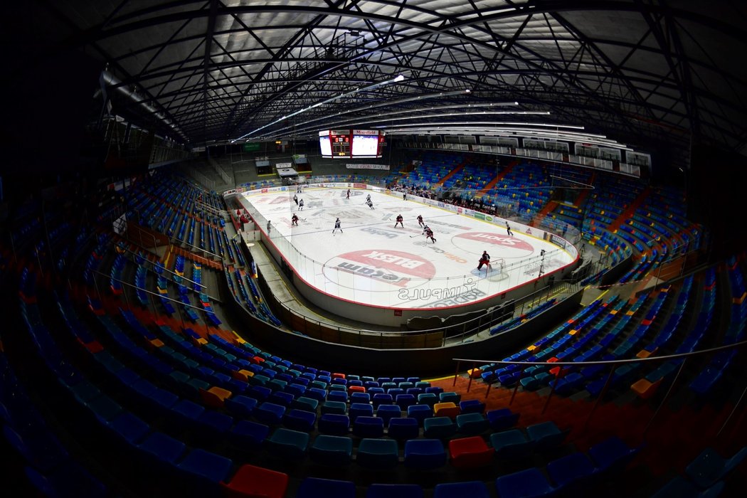 Pohled na prázdný zimní stadion v Hradci Králové