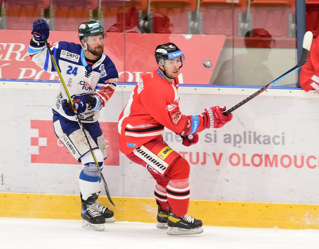 Brněnský bek Michal Gulaši vedle útočníka Lukáše Kucsery z Olomouce