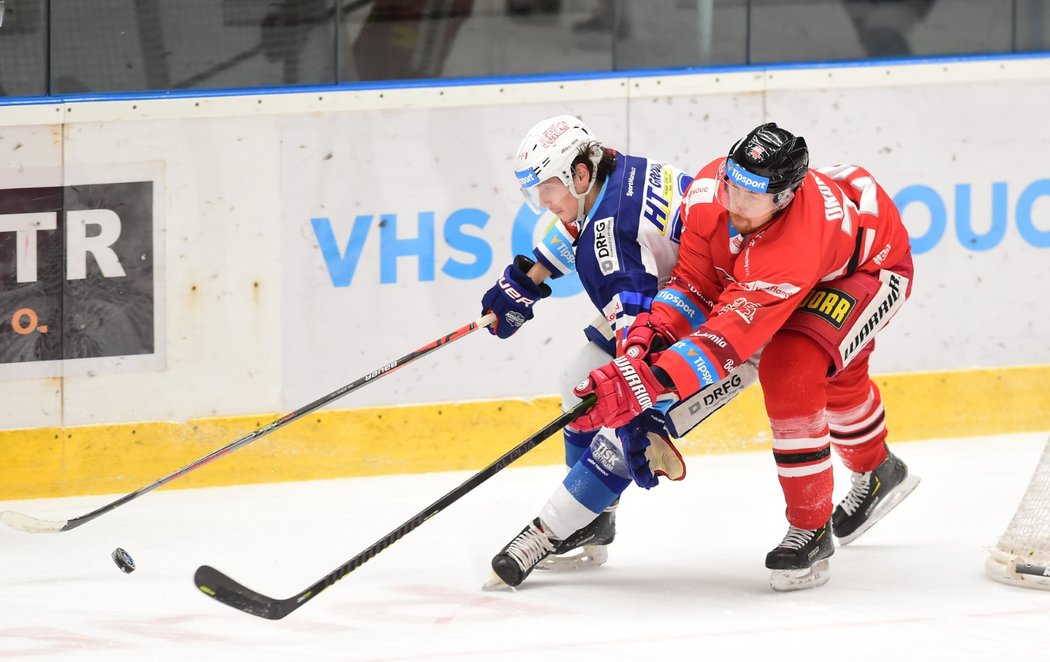 Brněnský útočník Karel Plášek v duelu s Olomoucí