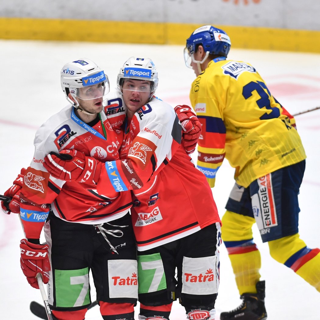 Pardubičtí hokejisté Juraj Mikuš (vlevo) a Matej Paulovič se radují z gólu