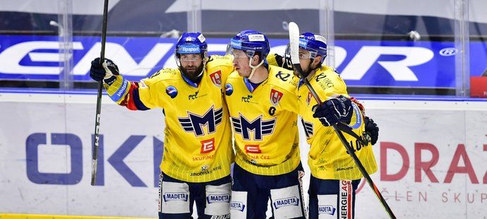 Českobudějovičtí hokejisté se radují z gólu kapitána Pavla Pýchy (uprostřed)