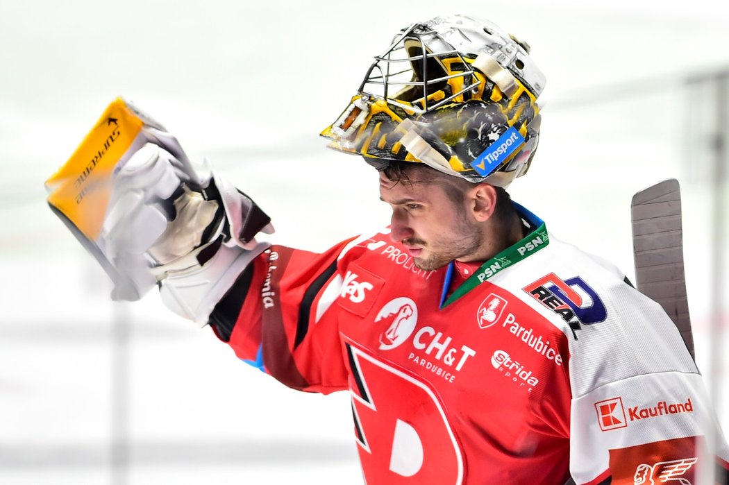 Brankář Daniel Vladař při domácí premiéře v dresu Pardubic