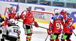 Pardubičtí hokejisté se radují z gólu běloruského bohatýra Andreje Kosticyna (uprostřed)
