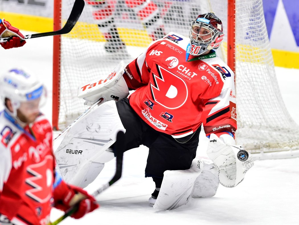 Ruský gólman Konstantin Barulin při své premiéře za Pardubice