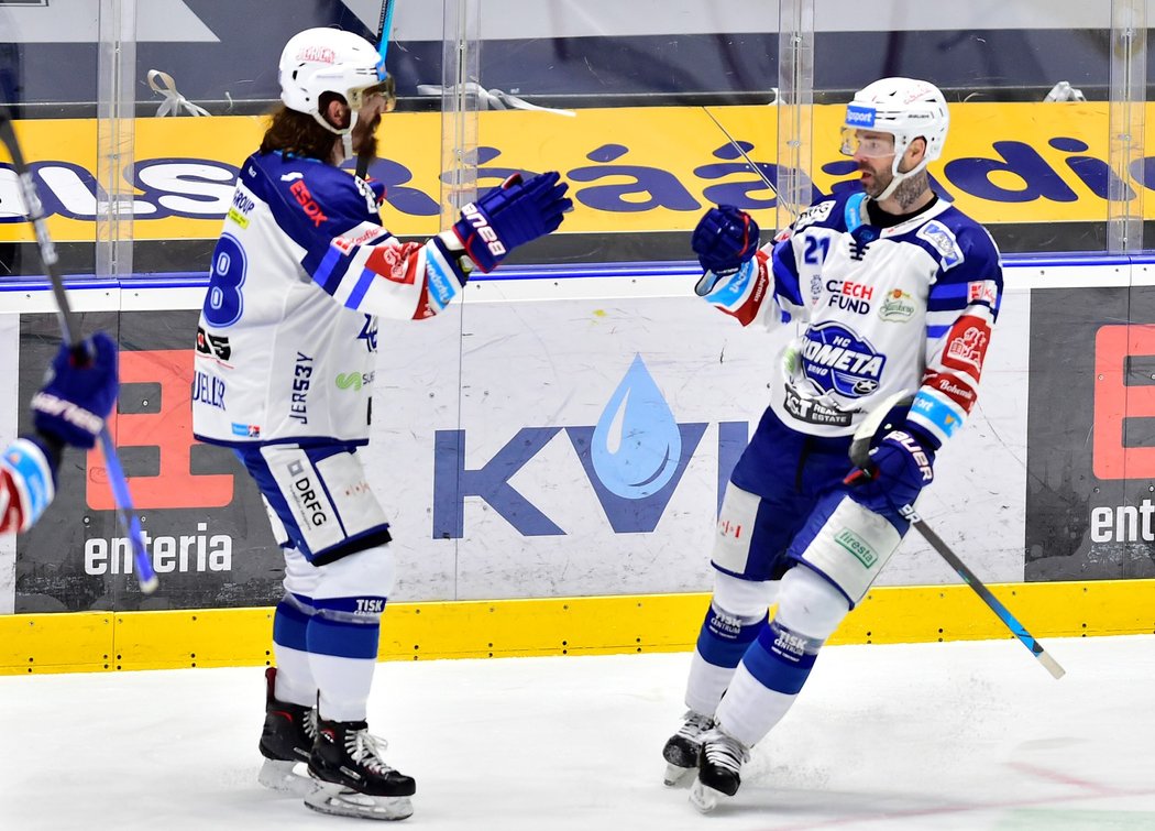 Zkušený útočník Komety Jakub Klepiš (vpravo) se raduje z gólu s americkým parťákem Peterem Muellerem