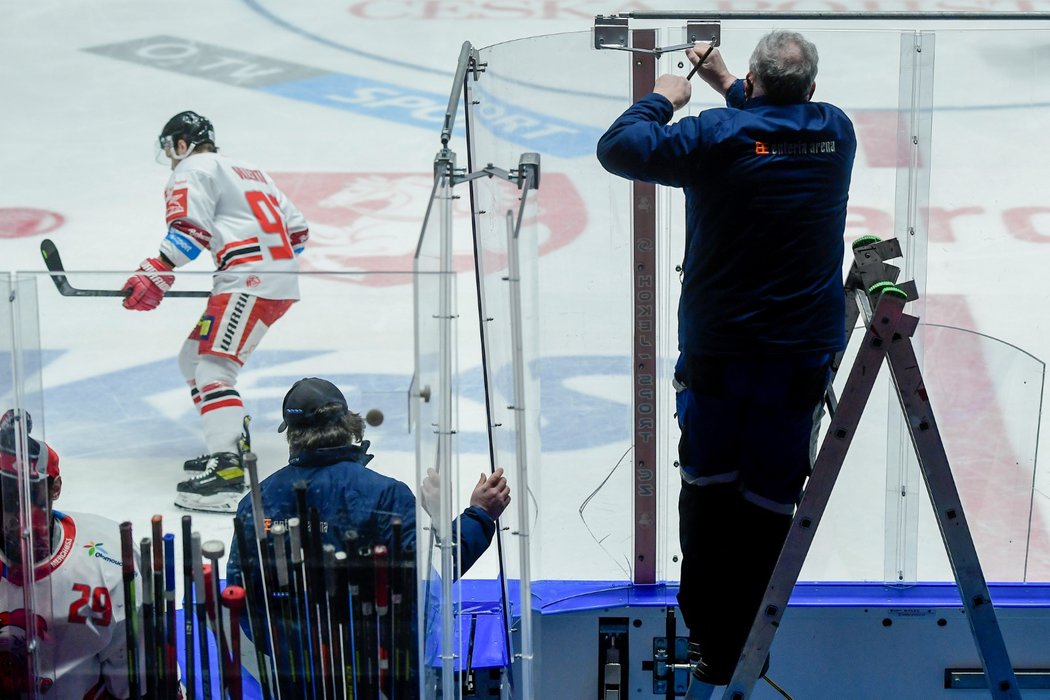 Při utkání Pardubic s Olomoucí museli pořadatelé měnit rozbité plexisklo