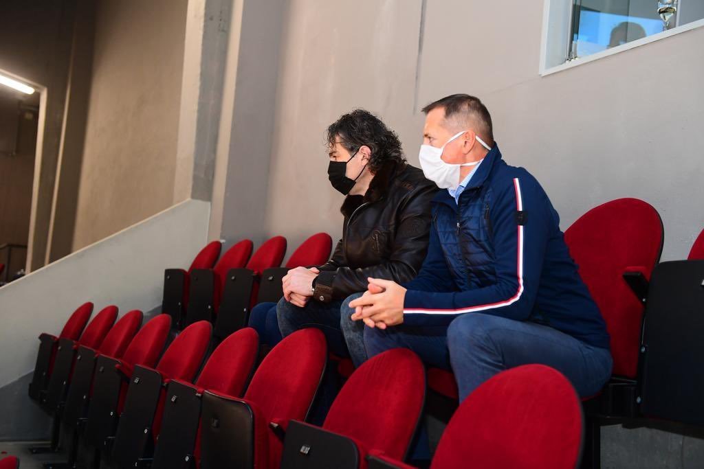 Na zápas Pardubice se Spartou se přišel podívat i kladenský boss Jaromír Jágr. Na snímku sedí vedle Petra Dědka, majitele Dynama