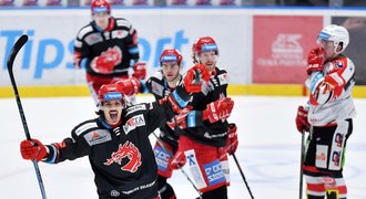 SESTŘIHY: Třinec vládne extralize! Sparta padla 0:3. Kometa - Zlín 9:3