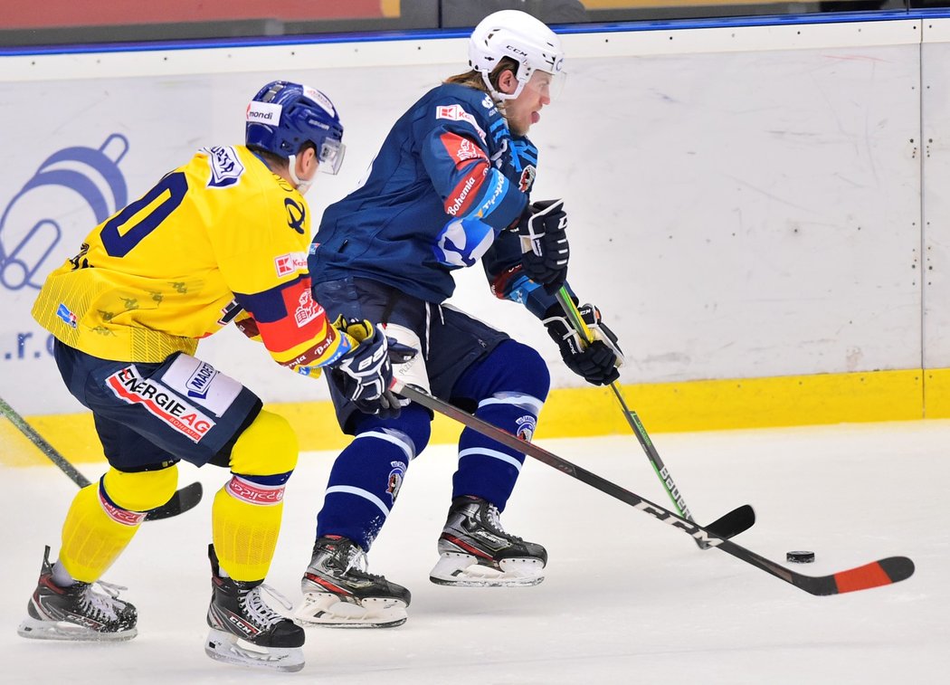 Plzeňský útočník Albert Michnáč v duelu s Českými Budějovicemi