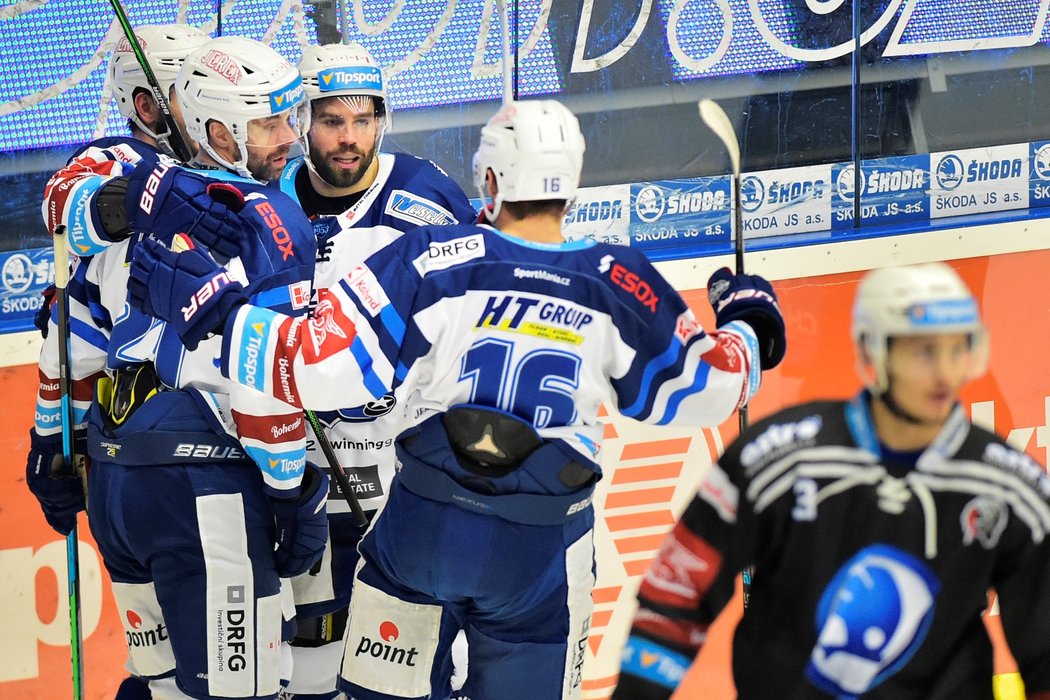 Hokejisté Komety Brno se radují z gólu