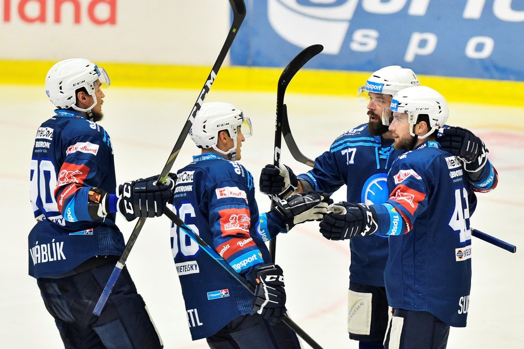 Plzeňští hokejisté oslavují vstřelenou branku Filipa Suchého (vpravo)