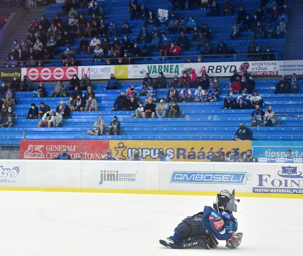 Plzeňský gólman se protahuje před zápasem s Mladou Boleslaví