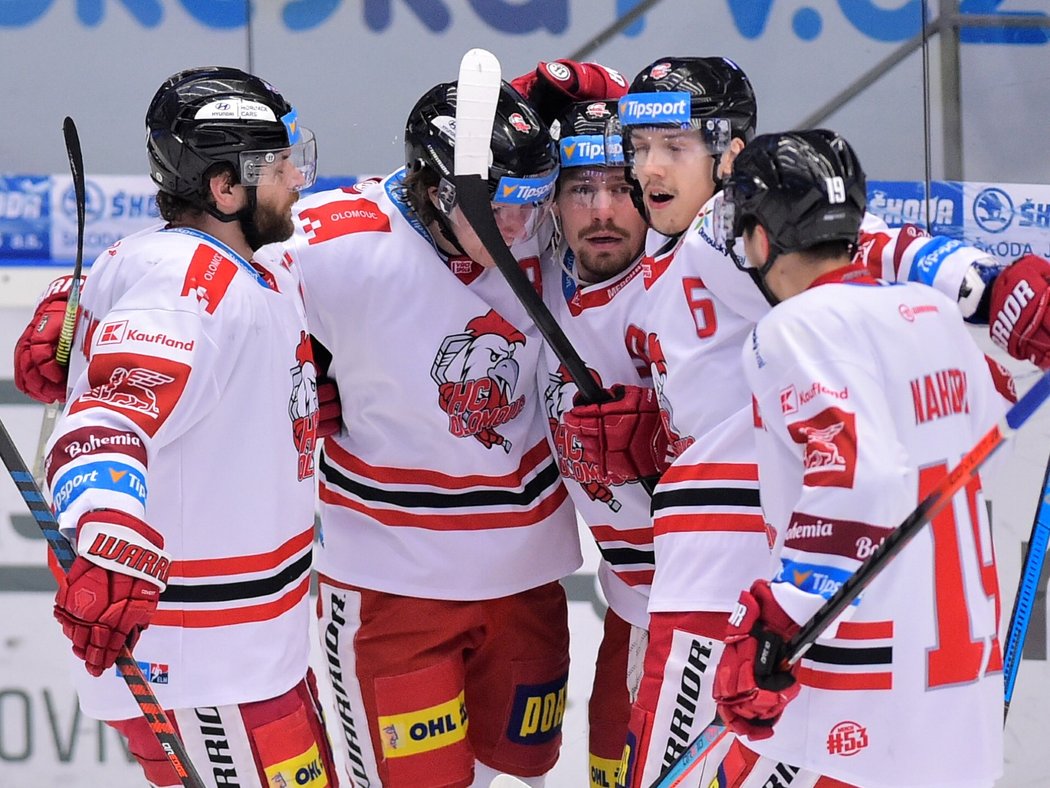 Olomoučtí hokejisté se radují z gólu útočníka Jana Káni (třetí zprava)