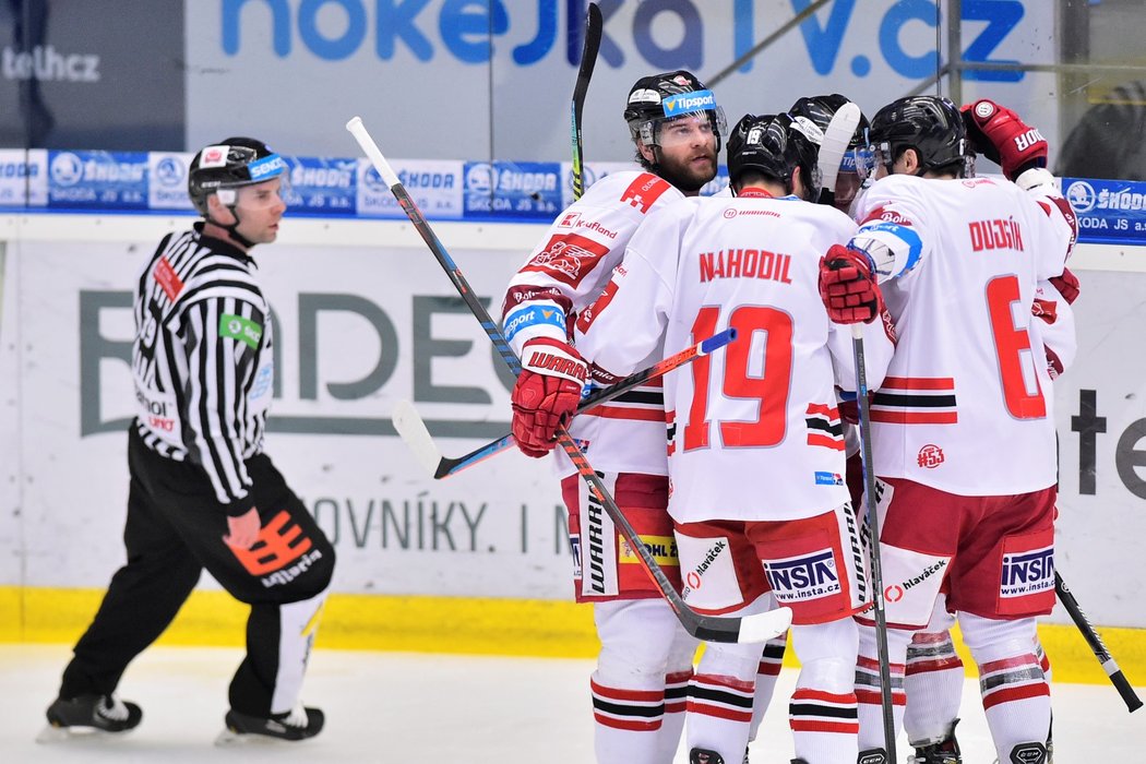 Hokejisté Olomouce se radují ze vstřelené branky