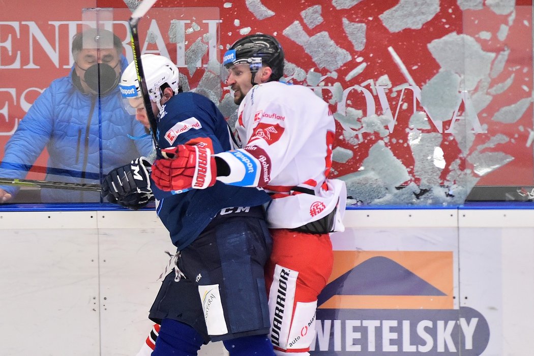 Petr Kolouch z Olomouce po naražení na mantinel rozmlátil zády plexisklo