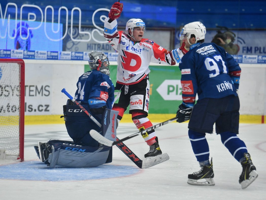 Plzeňský brankář Dominik Frodl inkasuje gól