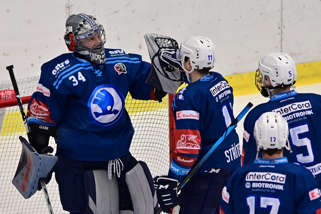 Plzeňští hokejisté slaví vítězství nad Pardubicemi s brankářem Dominikem Frodlem