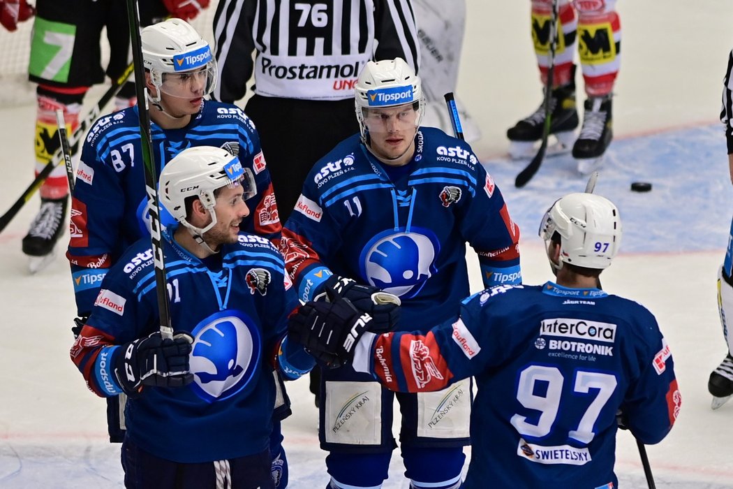 Plzeňští hokejisté se radují z gólu útočníka Luboše Roba (vlevo)