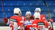 Pardubičtí hokejisté se radují z gólu Vladimíra Svačiny (uprostřed)