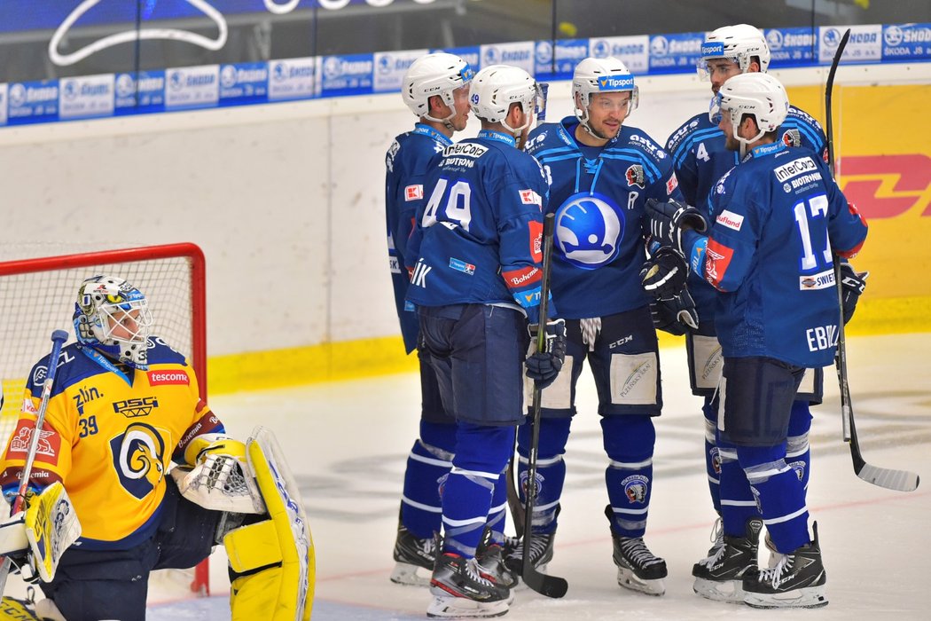 Plzeňští hokejisté se radují z gólu Petra Straky (uprostřed)