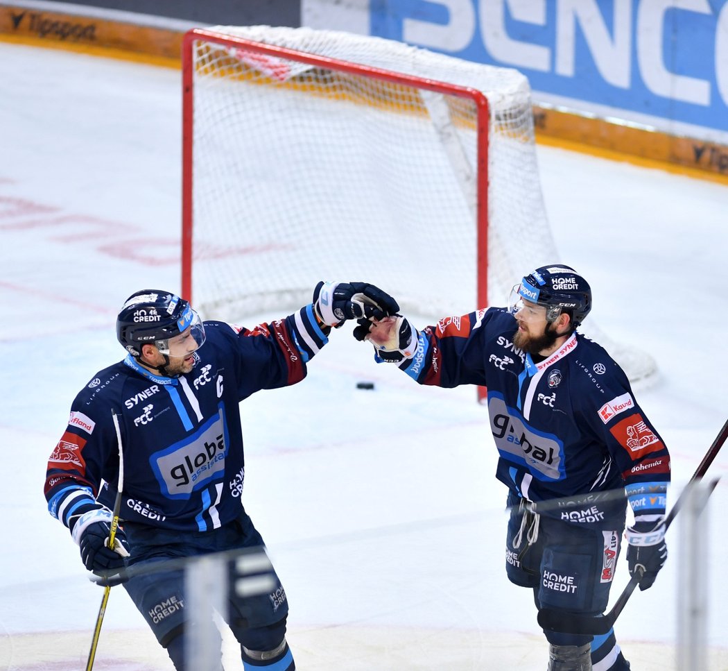 Kapitán Liberce Petr Jelínek (vlevo) gratuluje Radovanu Pavlíkovi ke gólu