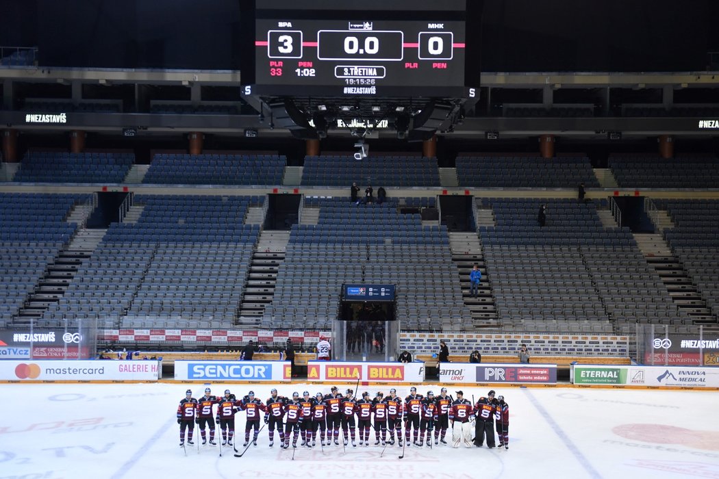 Hokejisté Sparty ve stále prázdné O2 areně oslavují vítězství nad Mountfieldem HK