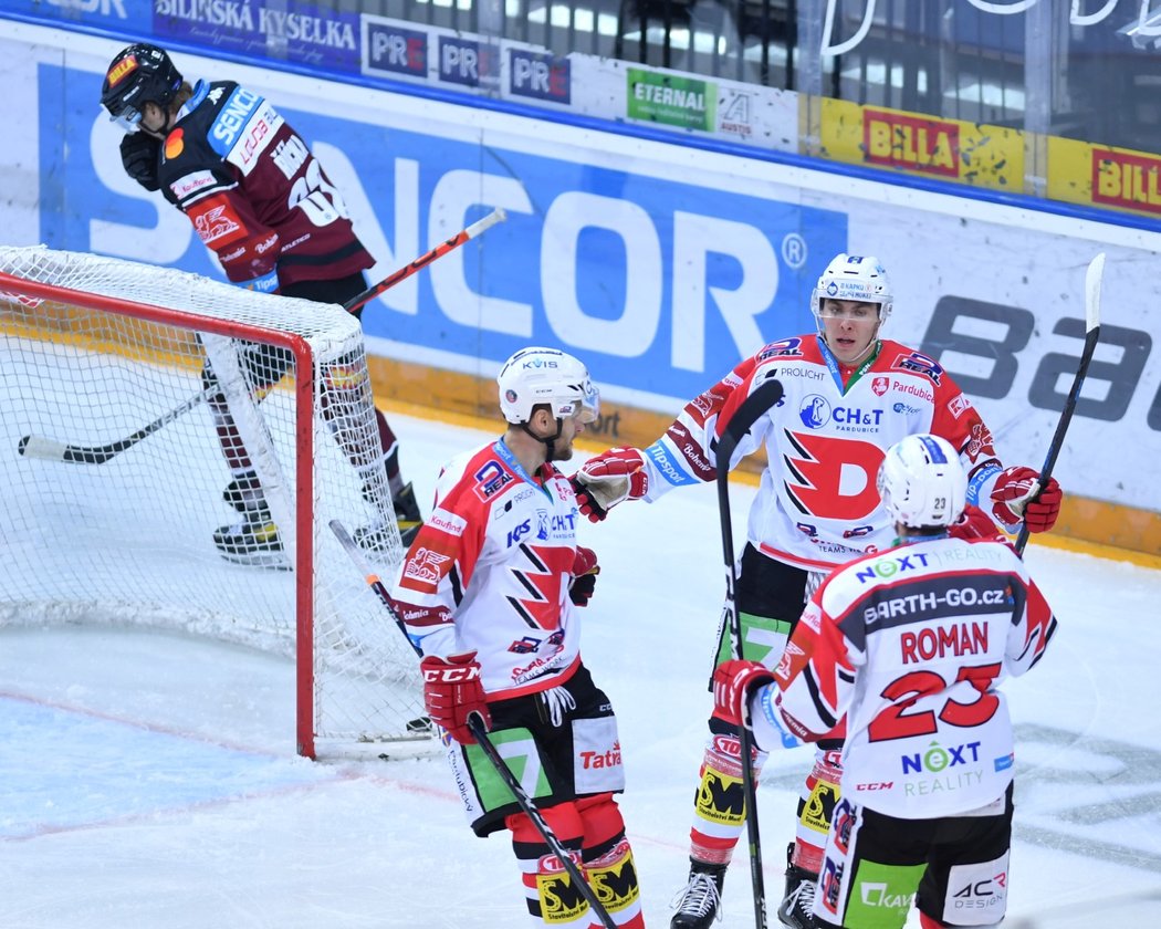 Pardubičtí hokejisté se radují z gólu útočníka Luboše Horkého (uprostřed)