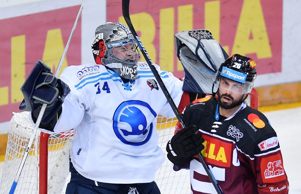 Plzeňský gólman Dominik Frodl slaví vítězství za smutnícím sparťanem Michalem Řepíkem