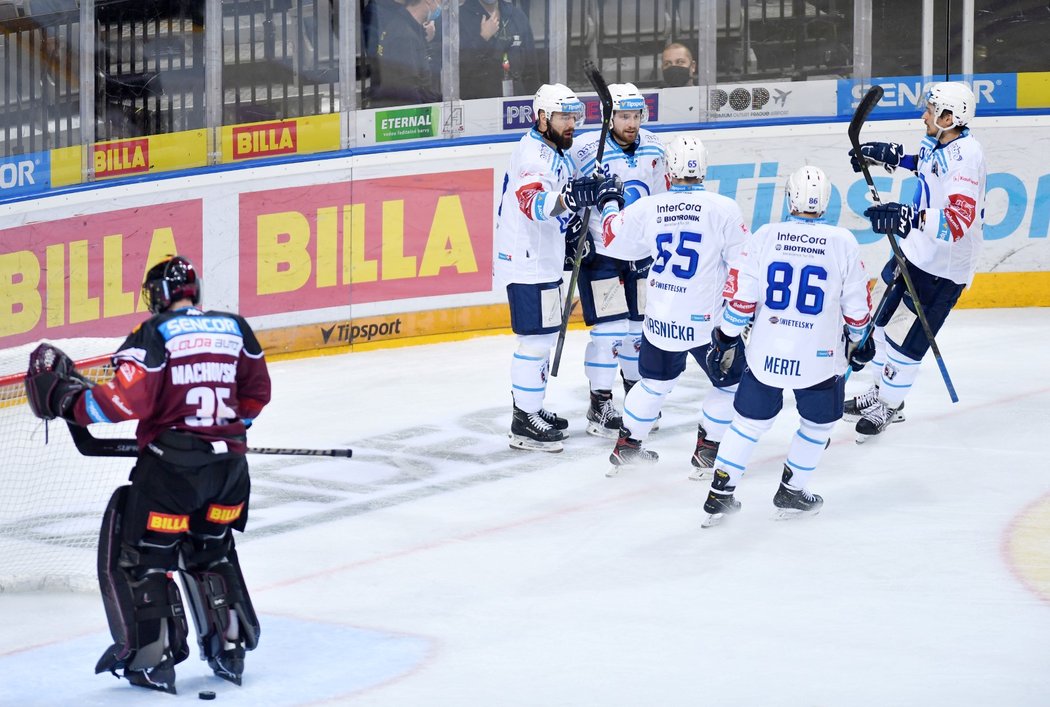 Radost plzeňského komanda z dalšího vstřeleného gólu proti Spartě