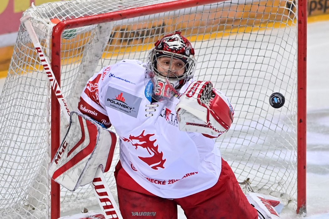 Gólman Třince Jakub Štěpánek se chystá lapit kotouč