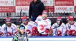 Třinecký kouč Václav Varaďa ve své svěřence ze střídačky Třinecký kouč Václav Varaďa ve své svěřence ze střídačky