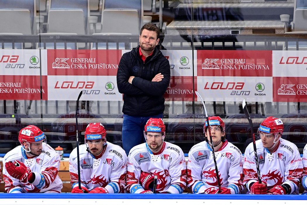 Trenér třineckých Ocelářů Václav Varaďa dumá po inkasovaném gólu