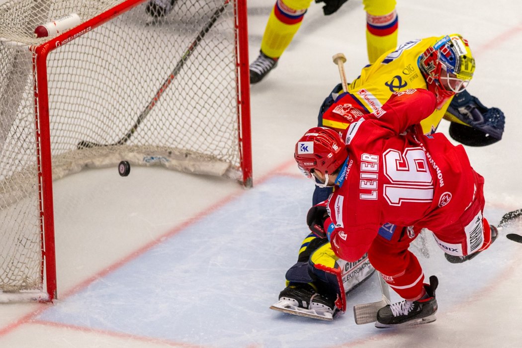 Třinecký útočník Taylor Leier překonává gólmana Českých Budějovic Marka Čiliaka