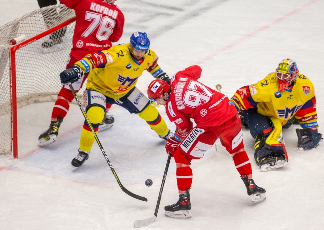 Třinecký útočník Michal Kovařčík se snaží zakončit do prázdné branky