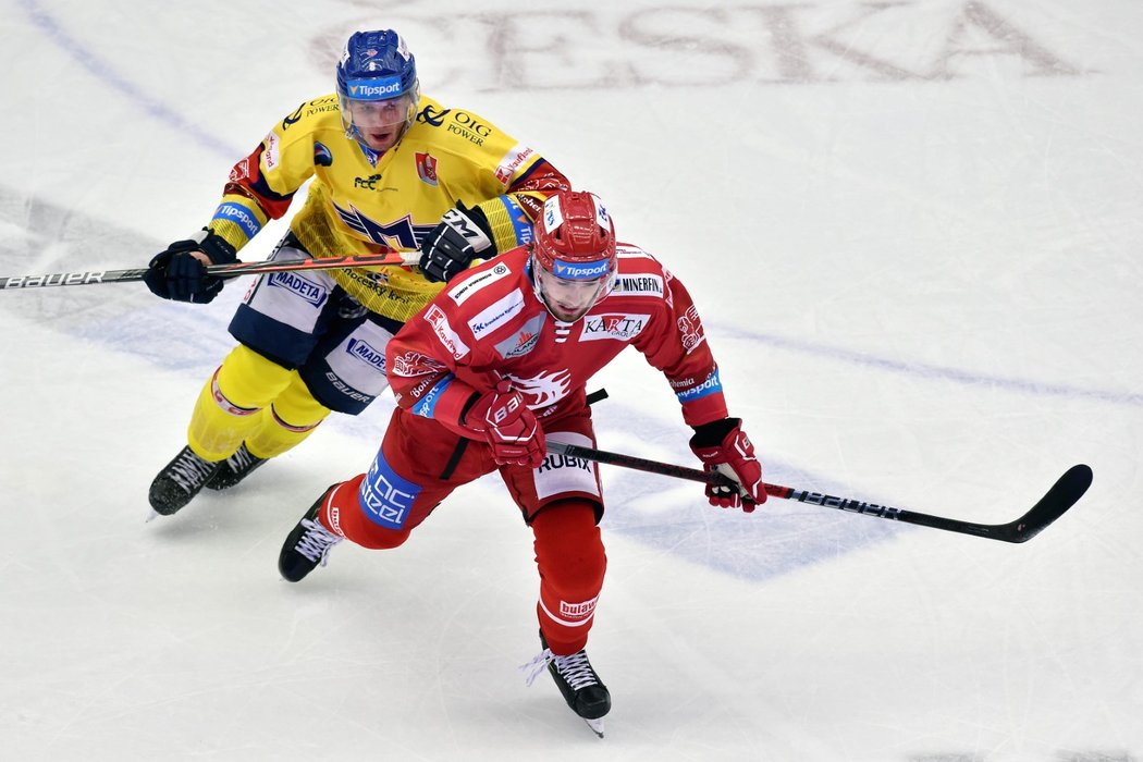 Třinecký útočník Filip Zadina ujíždí před Václavem Karabáčkem z Českých Budějovic