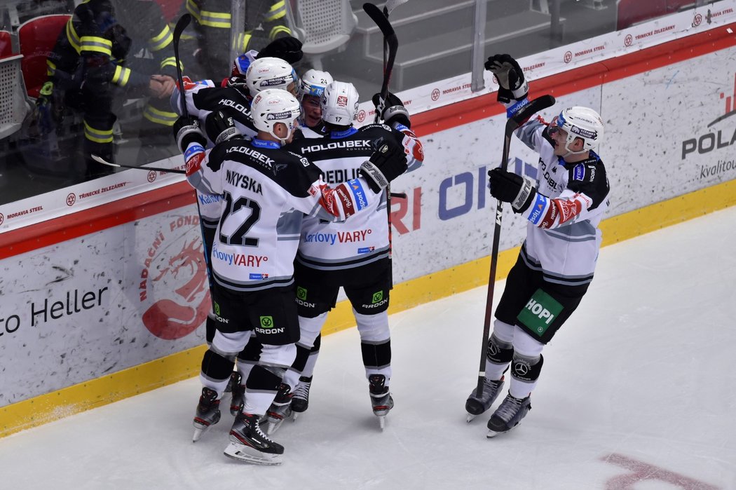 Hokejisté Karlových Varů se radují z premiérového gólu devatenáctiletého útočníka Víta Jiskry (v hloučku uprostřed)