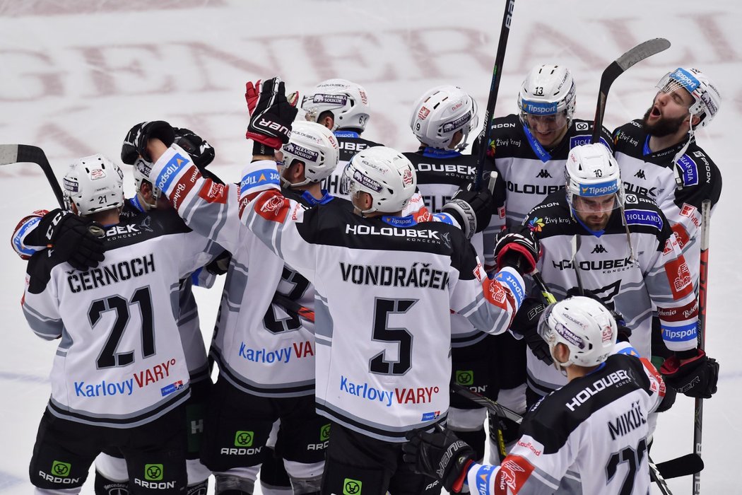 Karlovarští hokejisté se radují z vítězství nad Třincem