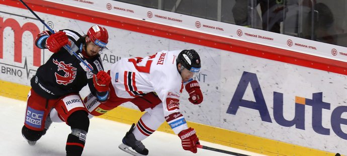 Třinecký útočník Matěj Stránský soupeří s Rostislavem Oleszem z Olomouce