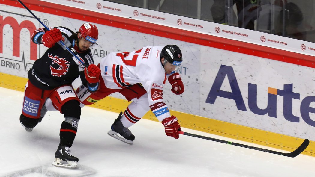 Třinecký útočník Matěj Stránský soupeří s Rostislavem Oleszem z Olomouce