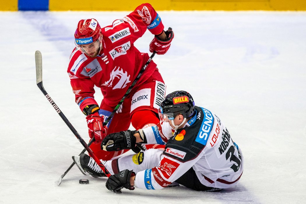 Třinecký Ocelář Daniel Kurovský se zvedá po souboji se sparťanem Janem Košťálkem