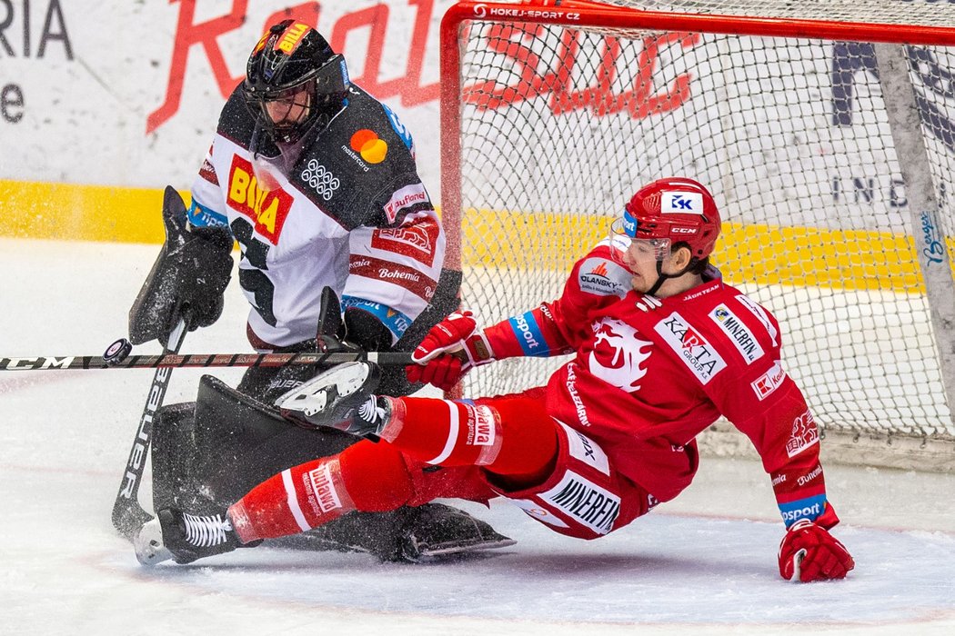 Třinecký útočník Michal Kovařčík padá v brankovišti sparťana Matěje Machovského