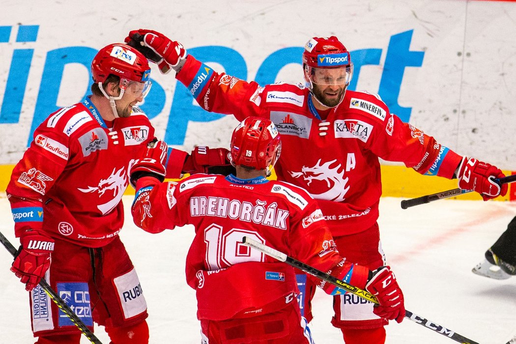 Třinečtí hokejisté se radují z gólu Martina Růžičky (vpravo)