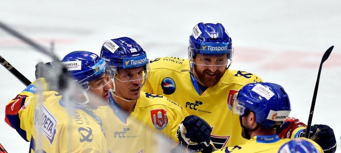 Hokejisté českobudějovického Motoru se radují z gólu