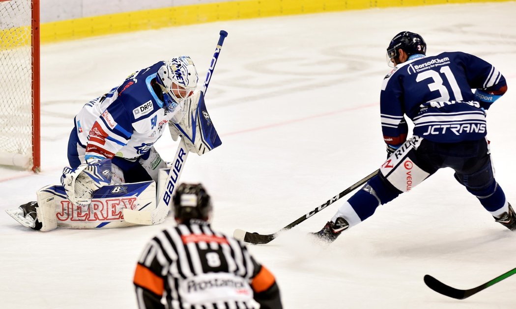 Gólman Komety Karel Vejmelka tváří v tvář Dominiku Lakatošovi z Vítkovic