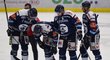Vítkovičtí hokejisté pomáhají střelci Dominiku Lakatošovi z ledu